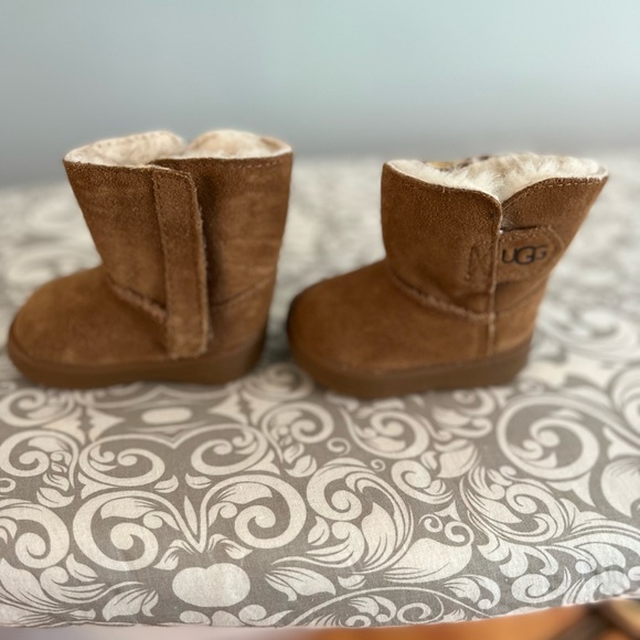 Infant 0/1 uggs- - Picture 3 of 4